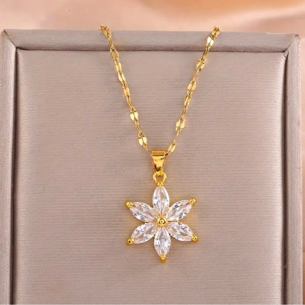 NWOT - Elegant Crystal Flower Pendant Necklace